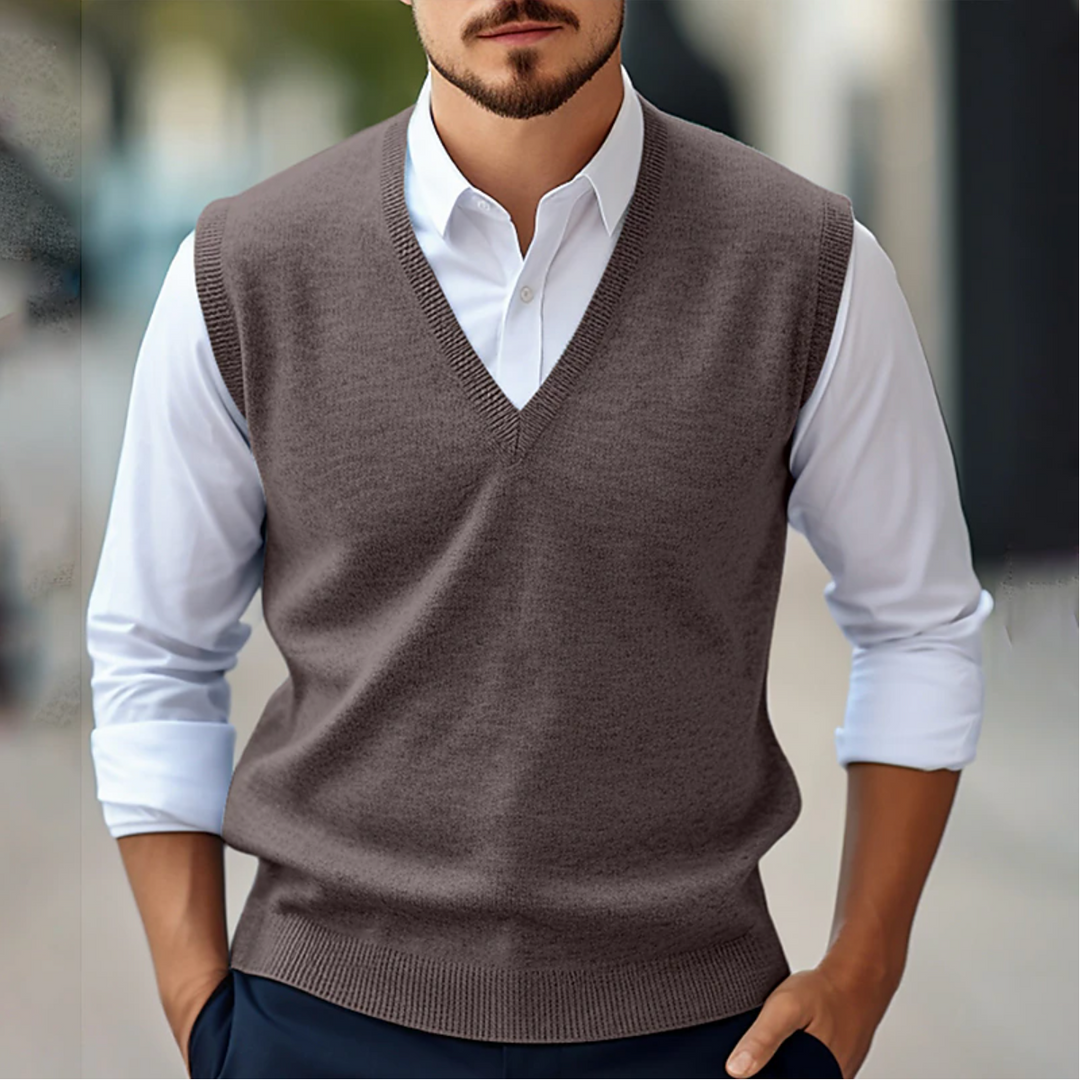 Stijlvolle heren mouwloze V-hals trui, gelaagd over een overhemd voor een smart casual look. Perfect voor herfst en lente.