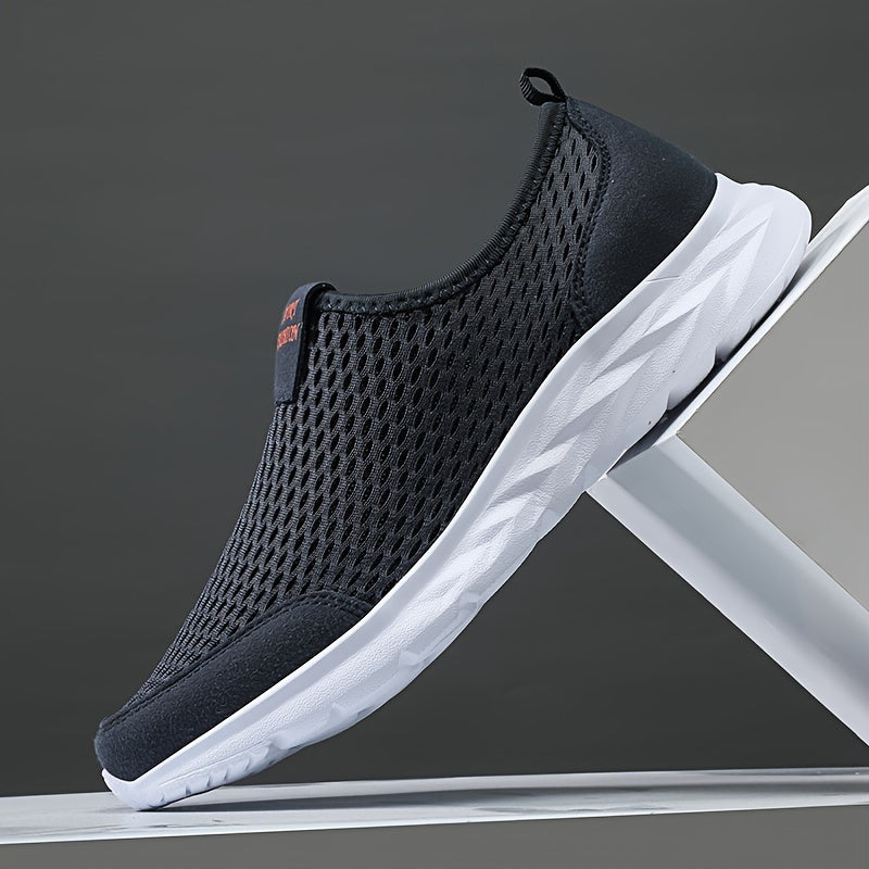 Detail van de geweven structuur en antislipzool van de heren slip-on wandelschoenen.