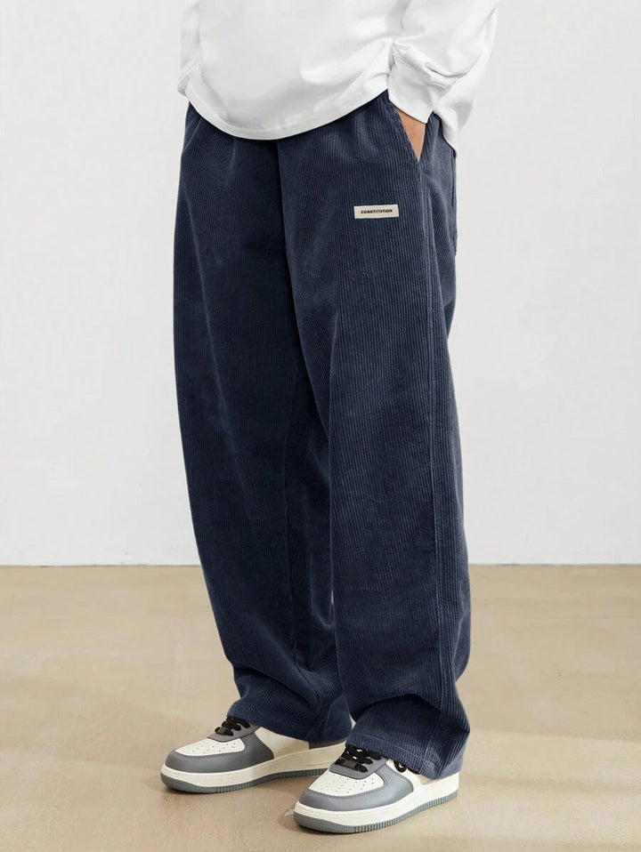 Veelzijdige heren corduroy broek, loose-fit met rechte pijpen. Combineer comfort met een moderne streetwear stijl.