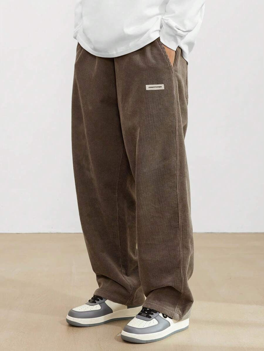 Tijdloze heren corduroy broek. Loose-fit met rechte pijp voor een comfortabele en casual herenmode uitstraling.