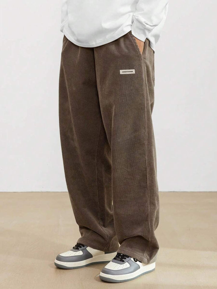 Tijdloze heren corduroy broek. Loose-fit met rechte pijp voor een comfortabele en casual herenmode uitstraling.