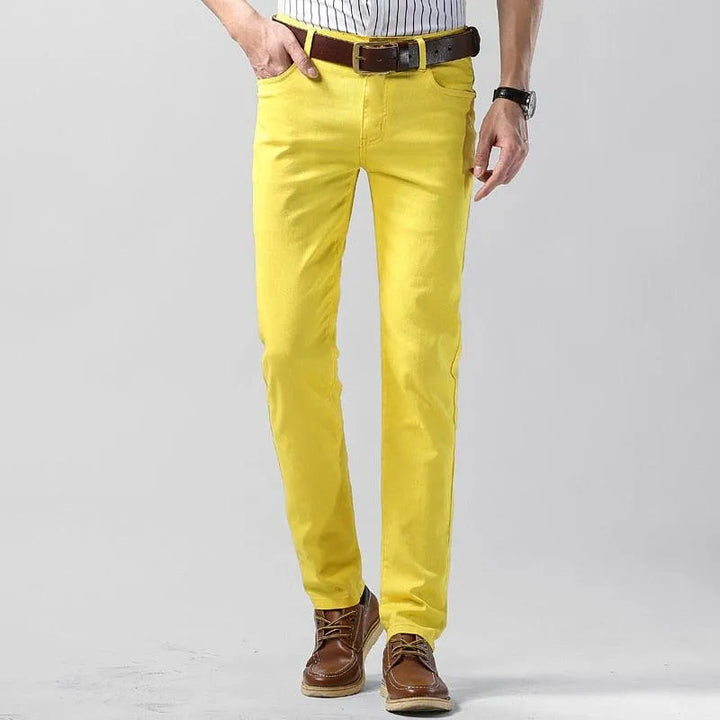 Stijlvolle rode herenbroek, perfect voor een moderne, geklede of casual look. Geschikt voor alle seizoenen.