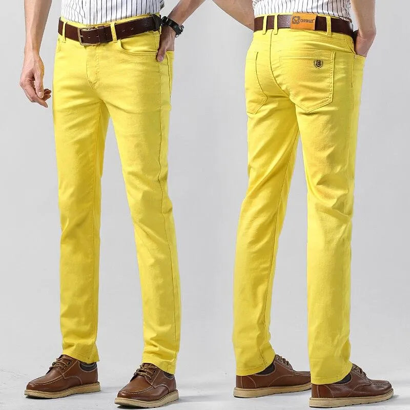 Veelzijdige heren chino broek in levendige kleur, comfortabel en trendy. Ideaal voor zowel zomer als winter.