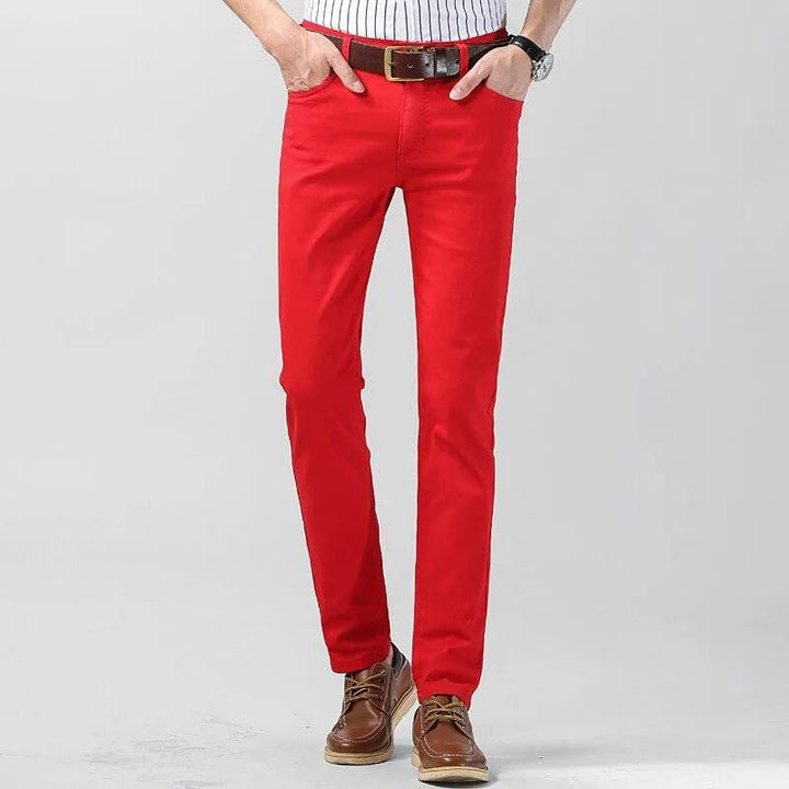 Casual herenbroek in heldere, gekleurde stof. Moderne pasvorm voor lente/zomer en comfortabel voor dagelijks gebruik.