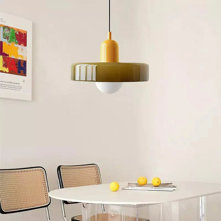 "Geometrische Bauhaus plafondlamp van glas in levendige kleuren, artistiek design voor moderne interieurs."