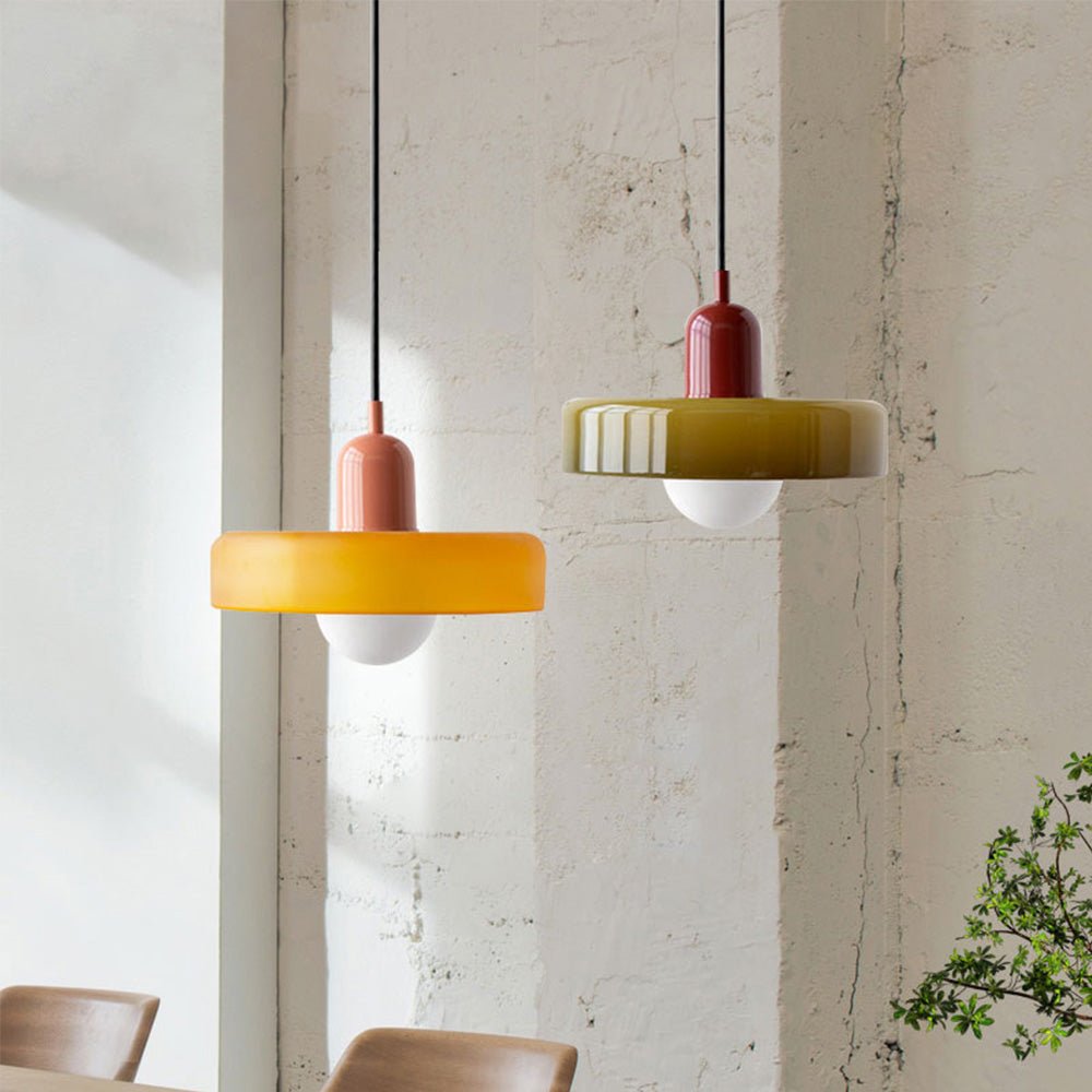 "Geometrische Bauhaus plafondlamp van glas in levendige kleuren, artistiek design voor moderne interieurs."