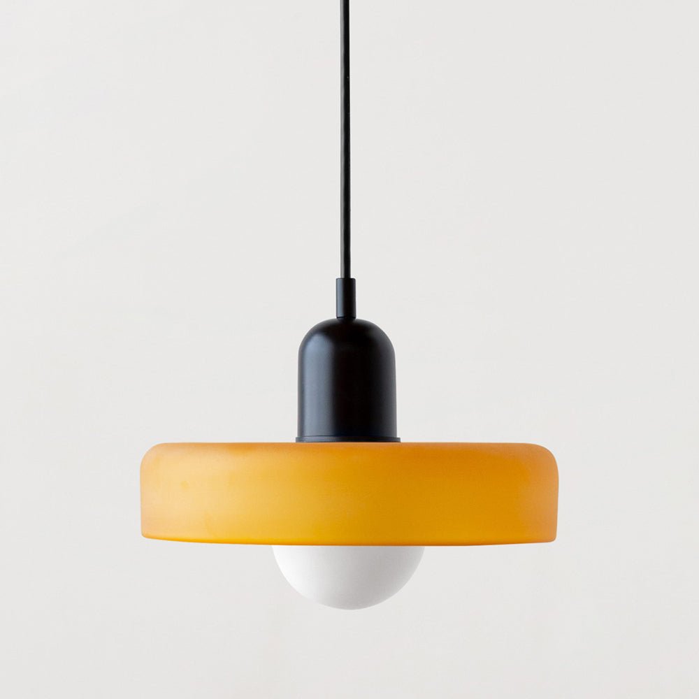 "Geometrische Bauhaus plafondlamp van glas in levendige kleuren, artistiek design voor moderne interieurs."