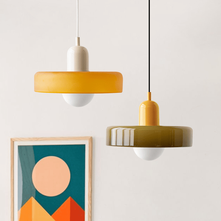 "Geometrische Bauhaus plafondlamp van glas in levendige kleuren, artistiek design voor moderne interieurs."