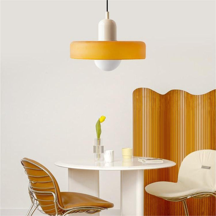 "Geometrische Bauhaus plafondlamp van glas in levendige kleuren, artistiek design voor moderne interieurs."