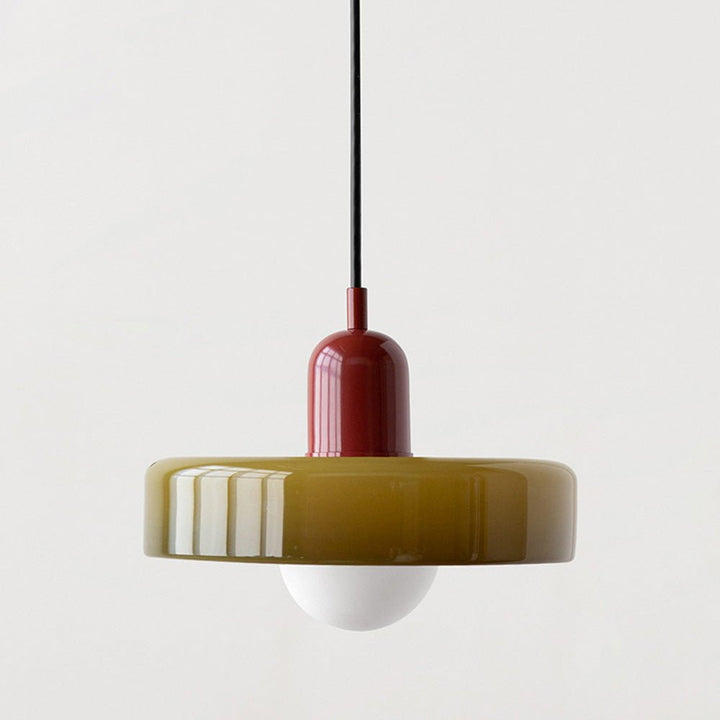 "Geometrische Bauhaus plafondlamp van glas in levendige kleuren, artistiek design voor moderne interieurs."