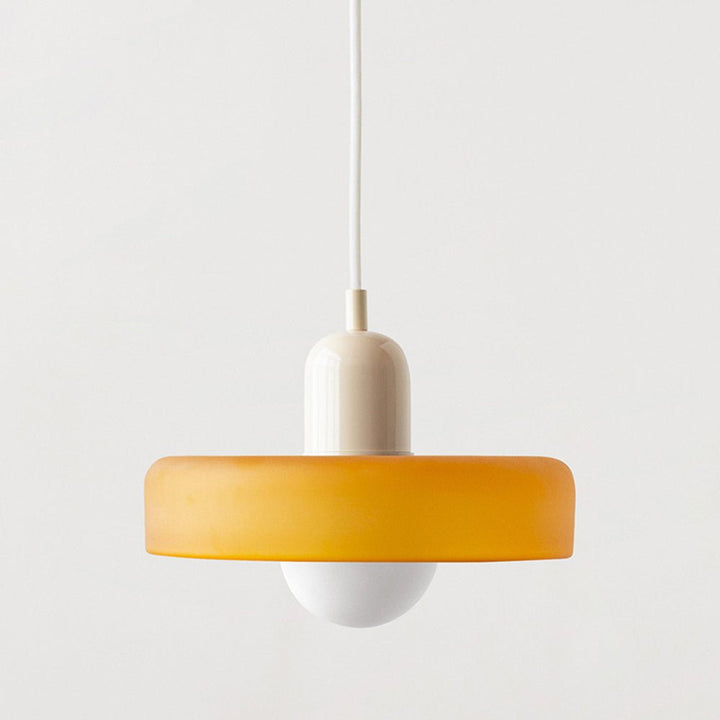 "Geometrische Bauhaus plafondlamp van glas in levendige kleuren, artistiek design voor moderne interieurs."