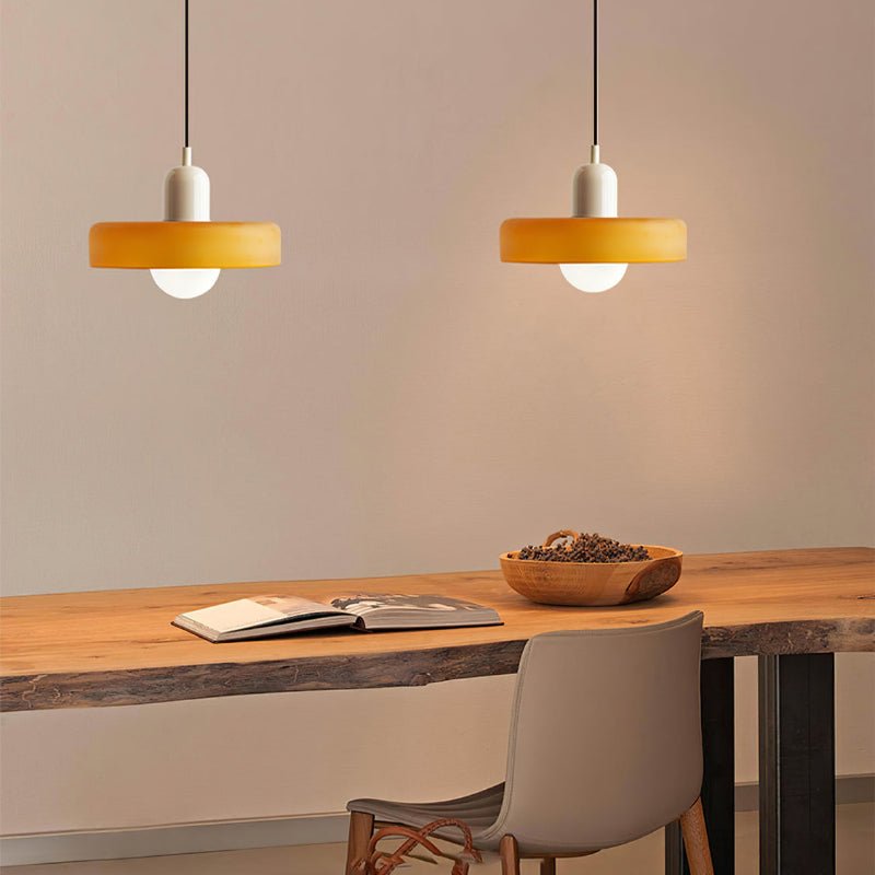 "Geometrische Bauhaus plafondlamp van glas in levendige kleuren, artistiek design voor moderne interieurs."