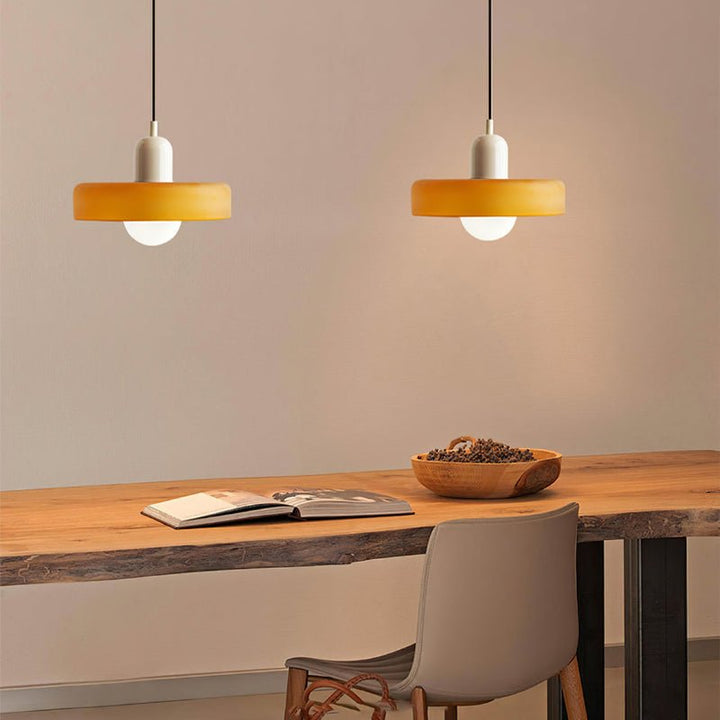 "Geometrische Bauhaus plafondlamp van glas in levendige kleuren, artistiek design voor moderne interieurs."