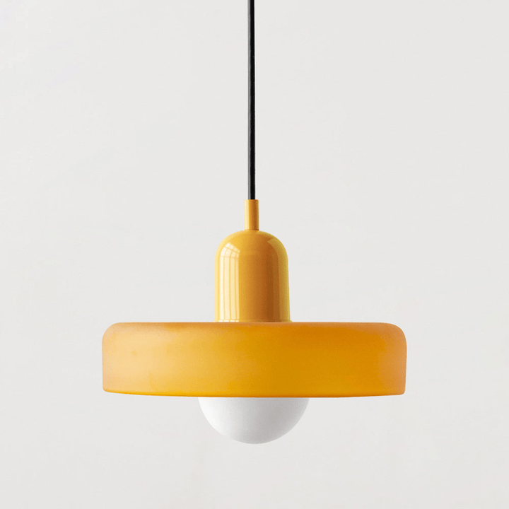 "Geometrische Bauhaus plafondlamp van glas in levendige kleuren, artistiek design voor moderne interieurs."