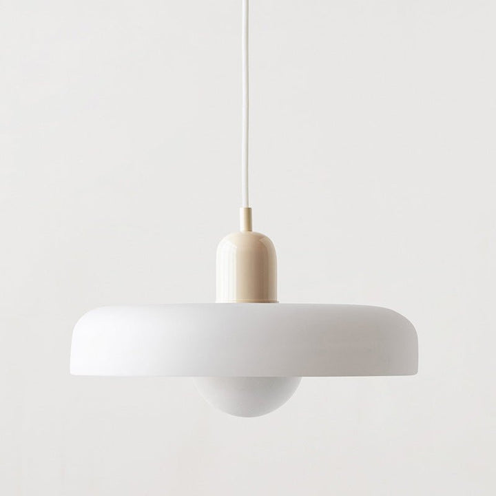 "Geometrische Bauhaus plafondlamp van glas in levendige kleuren, artistiek design voor moderne interieurs."