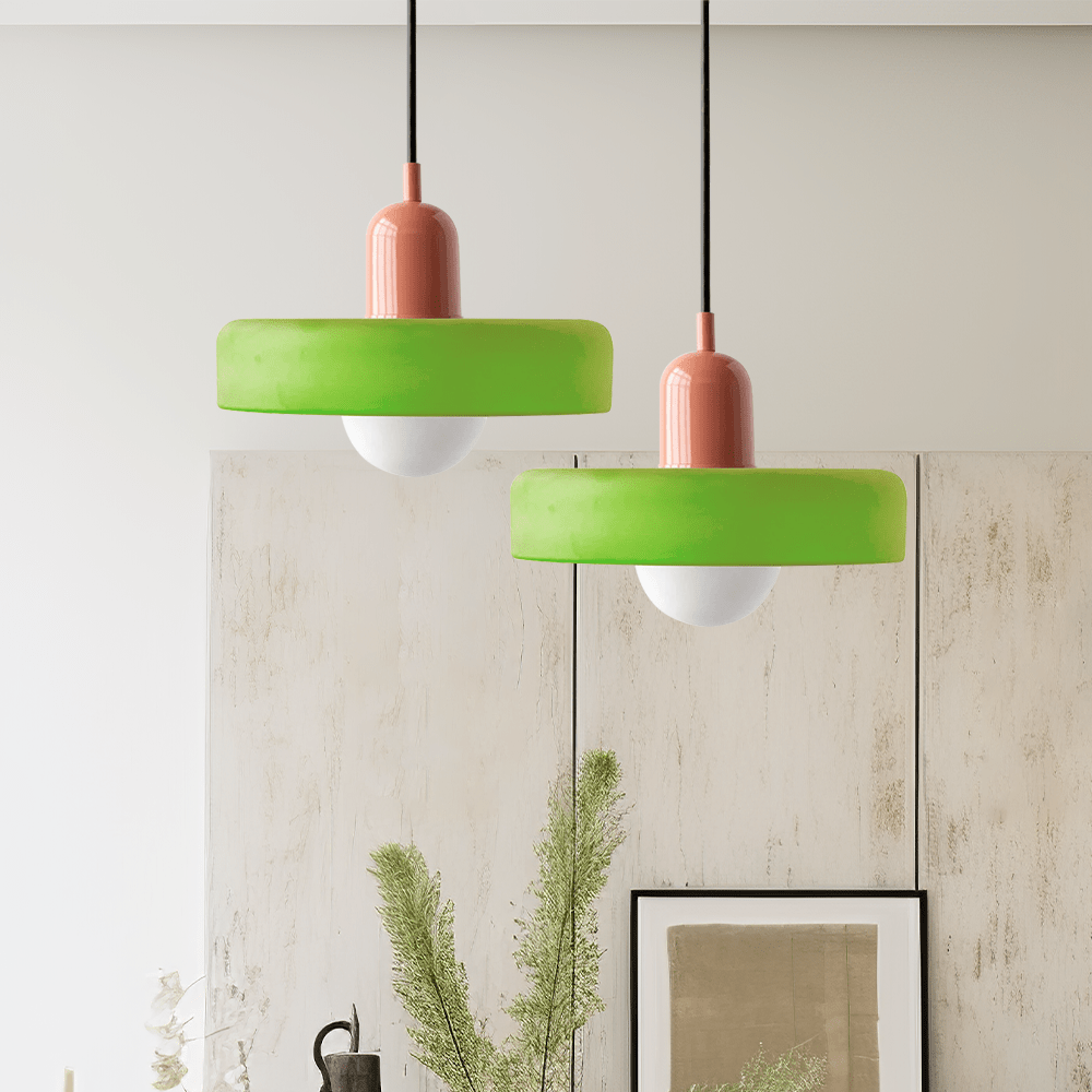 "Geometrische Bauhaus plafondlamp van glas in levendige kleuren, artistiek design voor moderne interieurs."