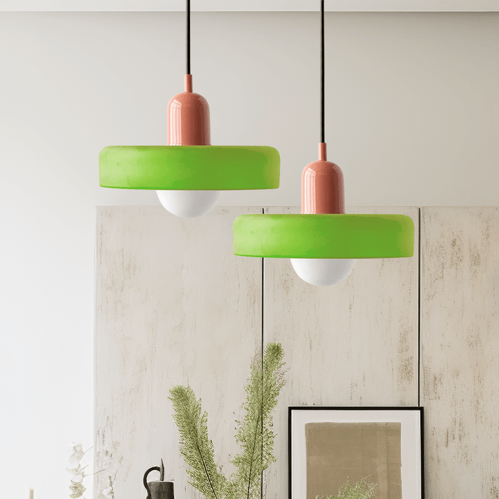 "Geometrische Bauhaus plafondlamp van glas in levendige kleuren, artistiek design voor moderne interieurs."