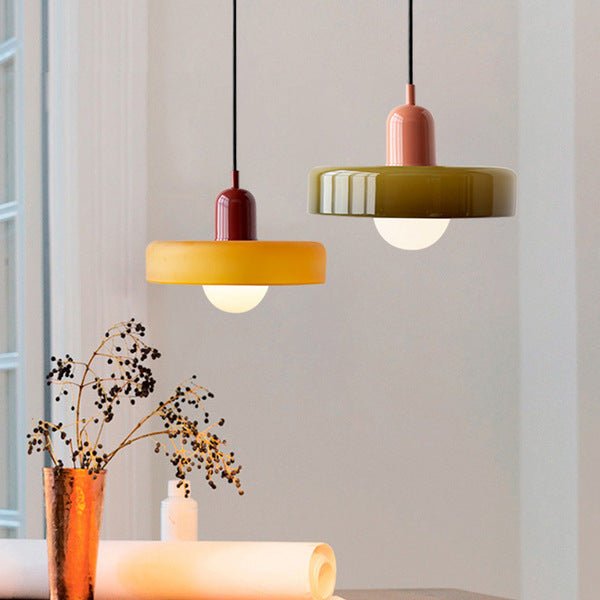 "Geometrische Bauhaus plafondlamp van glas in levendige kleuren, artistiek design voor moderne interieurs."