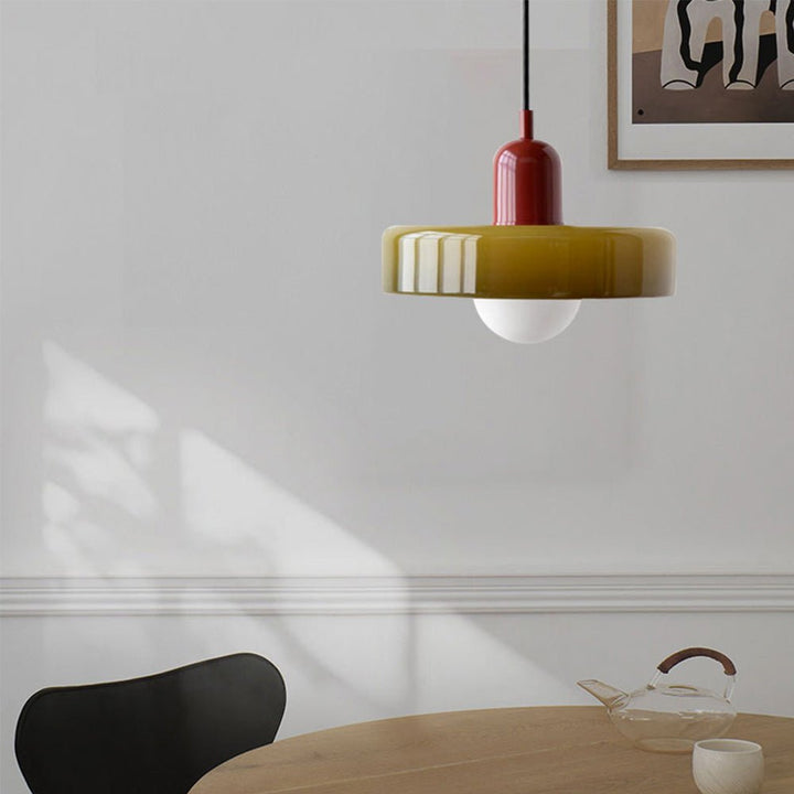 "Geometrische Bauhaus plafondlamp van glas in levendige kleuren, artistiek design voor moderne interieurs."