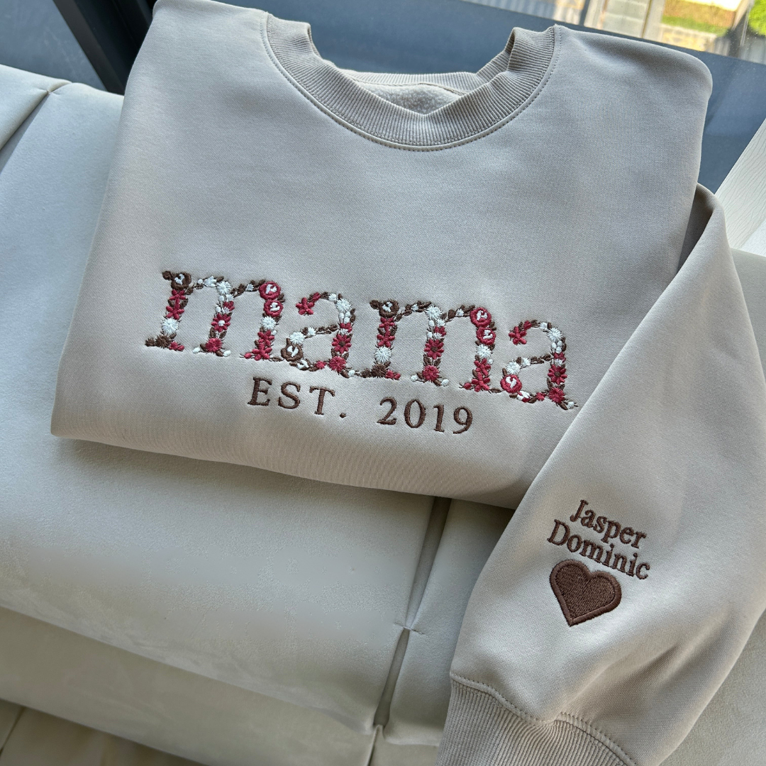 Gepersonaliseerd dames sweatshirt met geborduurd 'mama' of 'oma' design, ideaal als uniek moederdagcadeau.