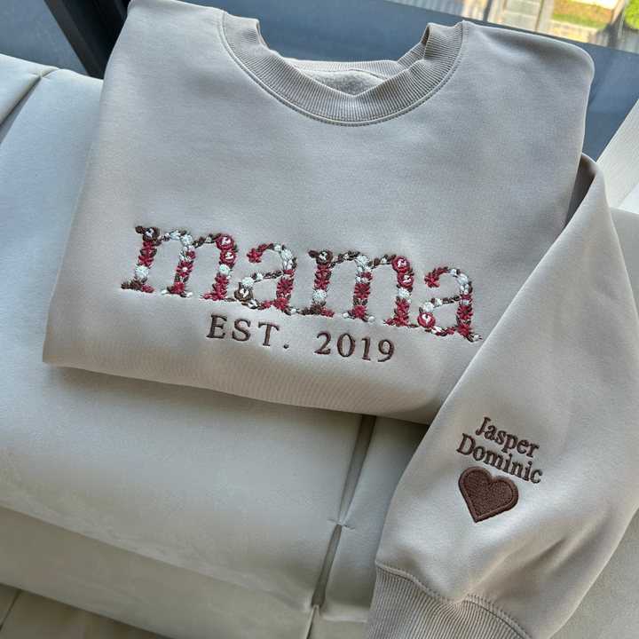 Gepersonaliseerd dames sweatshirt met geborduurd 'mama' of 'oma' design, ideaal als uniek moederdagcadeau.