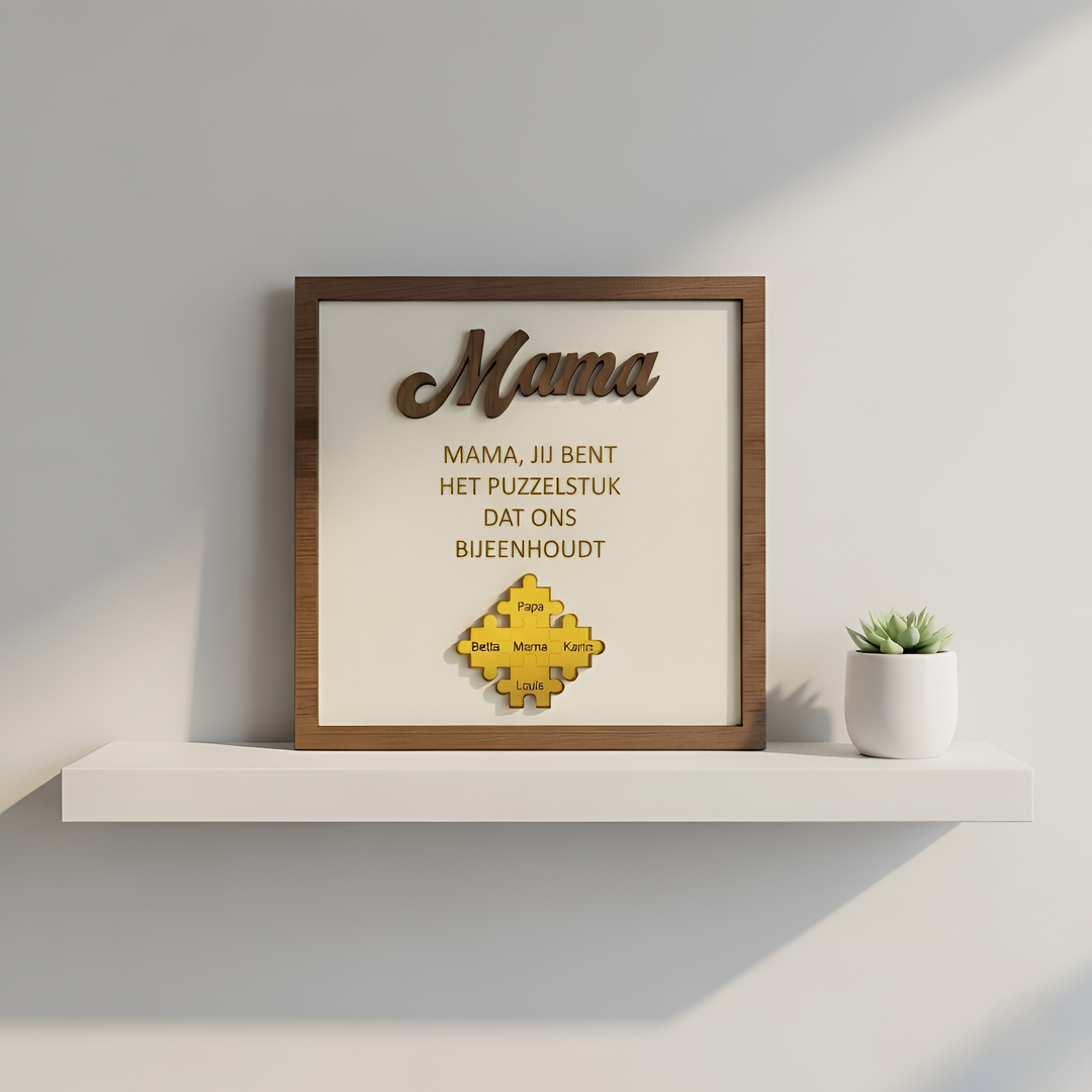 Close-up van het houten familie puzzelbord met ingegraveerde familienamen. Perfect gepersonaliseerd cadeau.