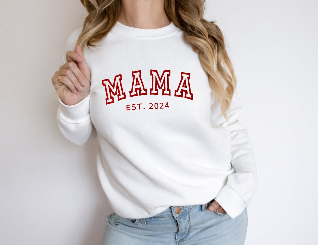 Vrouw draagt uniek unisex T-shirt met namen, perfect Moederdag geschenk voor mama.