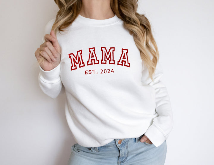 Vrouw draagt uniek unisex T-shirt met namen, perfect Moederdag geschenk voor mama.