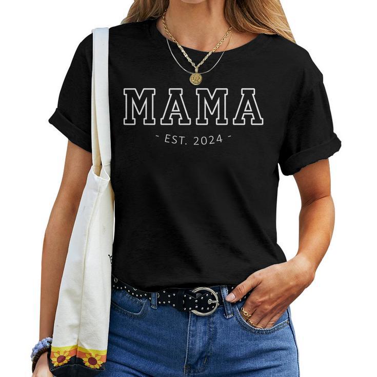 Man draagt gepersonaliseerde unisex hoodie met namen, warm Moederdag geschenk.