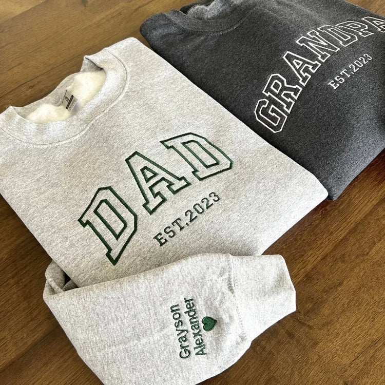 Moederdag cadeau: geborduurd unisex T-shirt met familienamen, vol liefde voor mama.