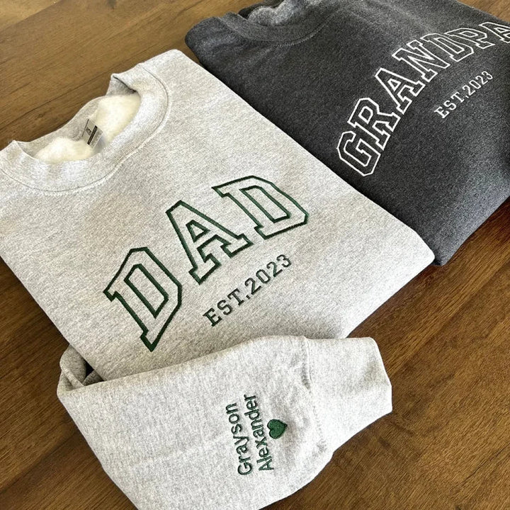 Moederdag cadeau: geborduurd unisex T-shirt met familienamen, vol liefde voor mama.