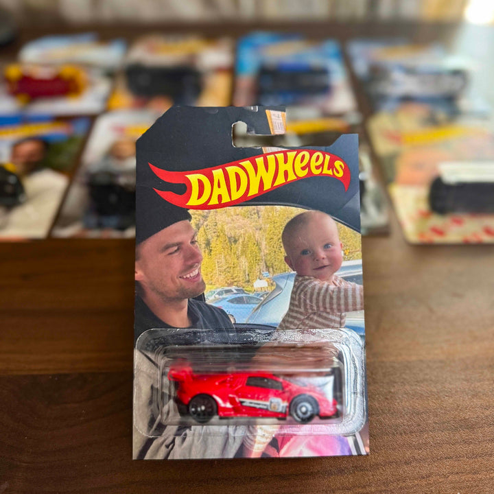 Jubileum geschenkdoos: gepersonaliseerde autoverpakking met foto, speciaal voor verzameling speelgoedauto's.