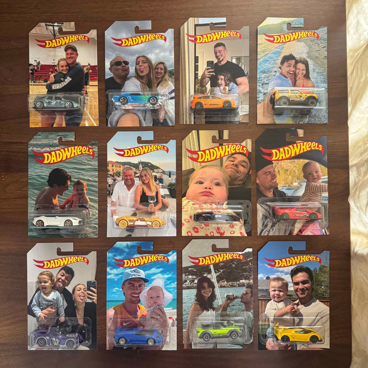 Leg 'jouw moment' vast op deze gepersonaliseerde autoverpakking voor speelgoedauto met een foto.