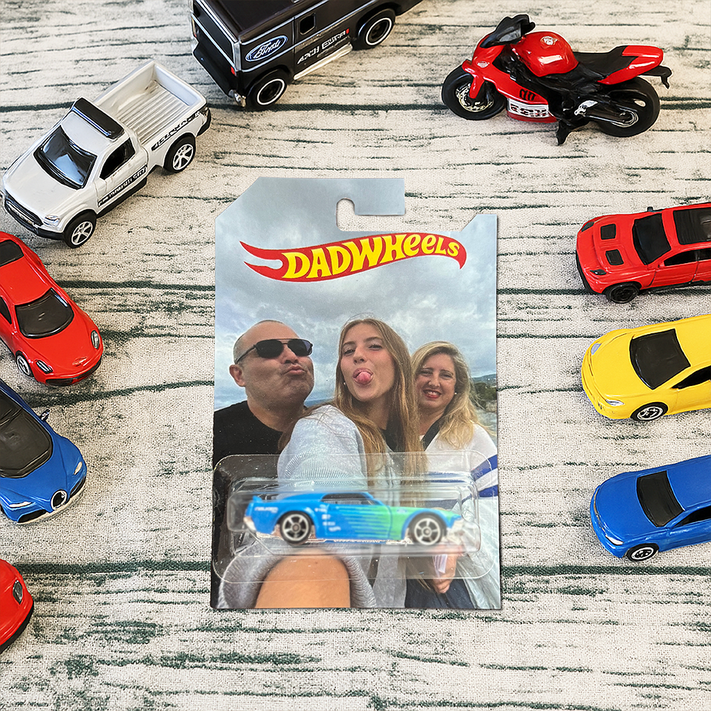 Unieke geschenkdoos voor speelgoedauto met persoonlijke foto; perfecte herinnering en presentatie.