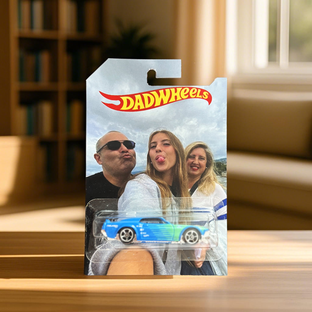 Ideaal Vaderdag cadeau: gepersonaliseerde autoverpakking met familiefoto voor favoriete speelgoedauto.