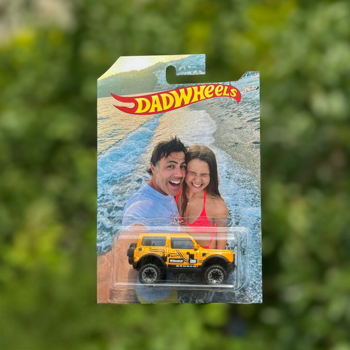 Detailopname van gepersonaliseerde autoverpakking met foto, perfect voor presentatie speelgoedauto.