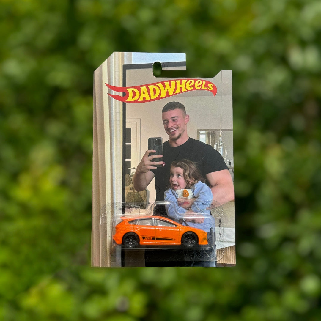Zijaanzicht gepersonaliseerde autoverpakking met foto van huisdier; origineel cadeau voor speelgoedauto.