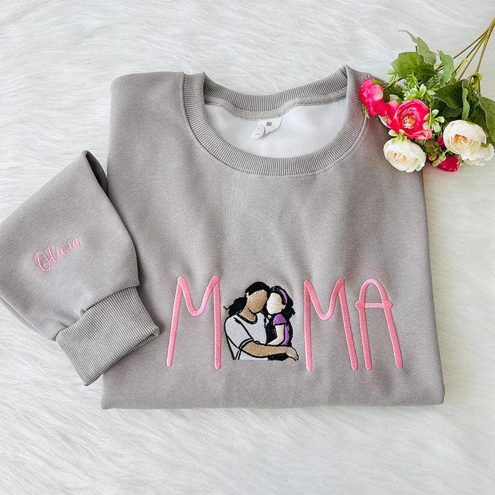 Gepersonaliseerde dames hoodie met geborduurd portret. Comfortabele trui, uniek cadeau voor dierbare herinneringen.