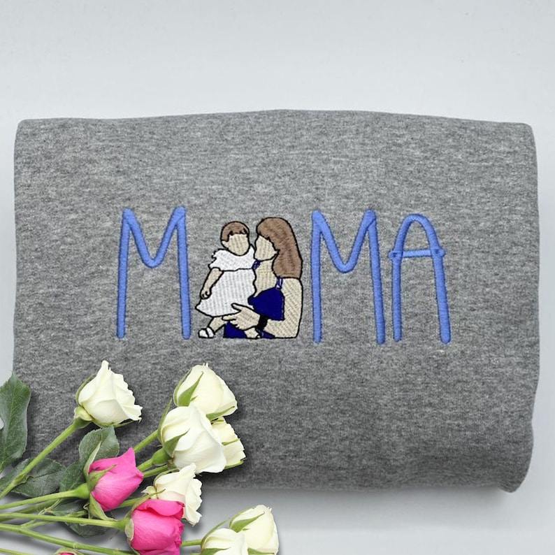 Unieke, comfortabele dames trui met geborduurd portret. Een speciaal gepersonaliseerd cadeau voor elke gelegenheid.