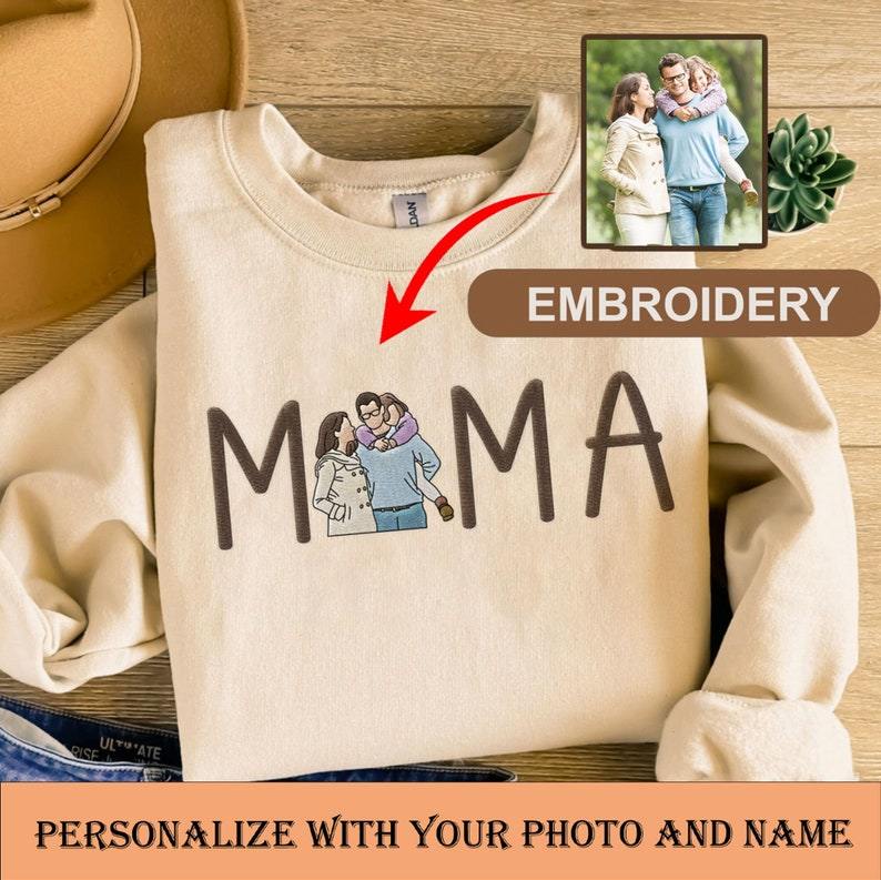 Zacht geborduurde dames trui, gepersonaliseerd met portret. Uniek Moederdag cadeau, comfortabele hoodie als herinnering.