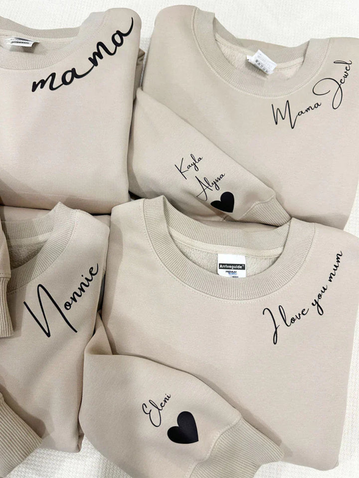 Trotse papa toont zijn gepersonaliseerde sweater met namen, warm en stijlvol cadeau.