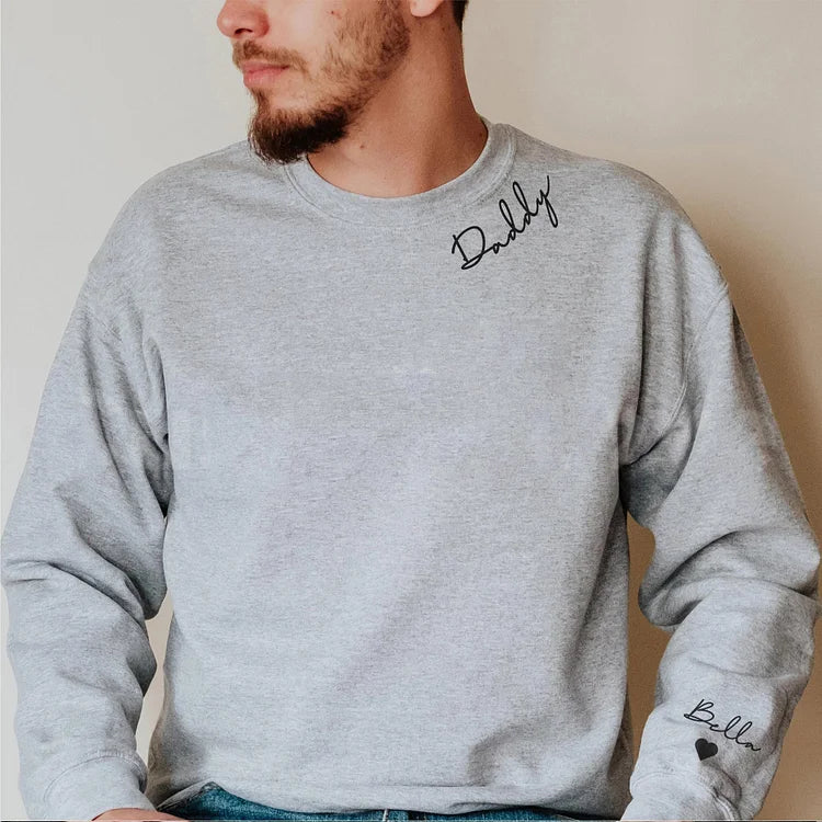 Familie matching sweaters met geborduurde namen, symbool van verbondenheid voor mama en papa.