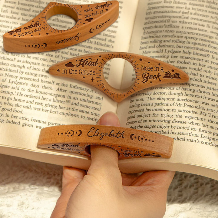Gepersonaliseerde houten boekenhouder voor comfortabel lezen. Ideaal cadeau voor elke boekenliefhebber.