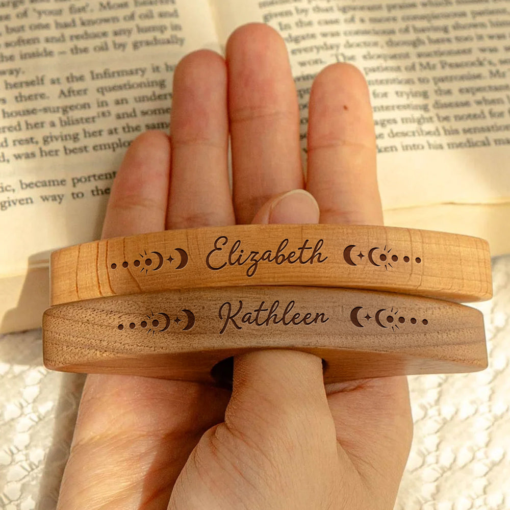 Uniek gepersonaliseerd houten cadeau: een praktische boekenhouder voor urenlang leesplezier.