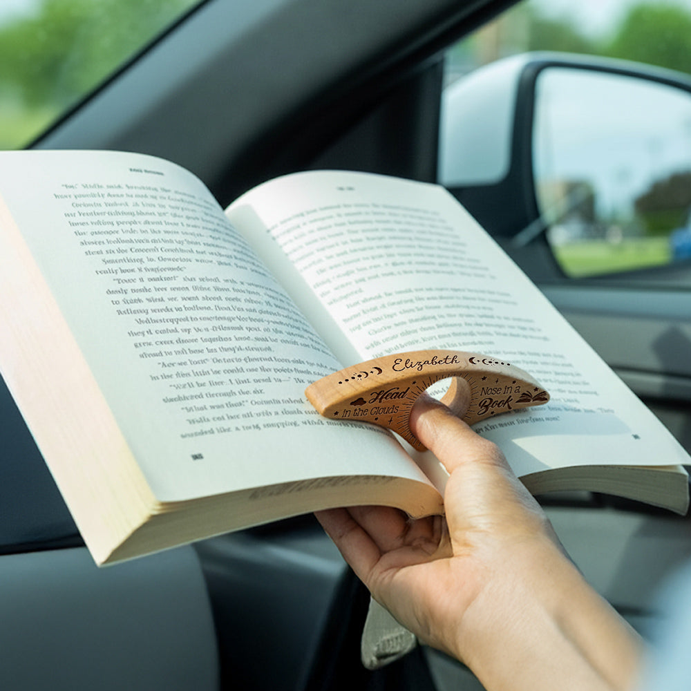Ergonomische houten boekenhouder van walnoothout, voor comfortabel lezen met één hand.