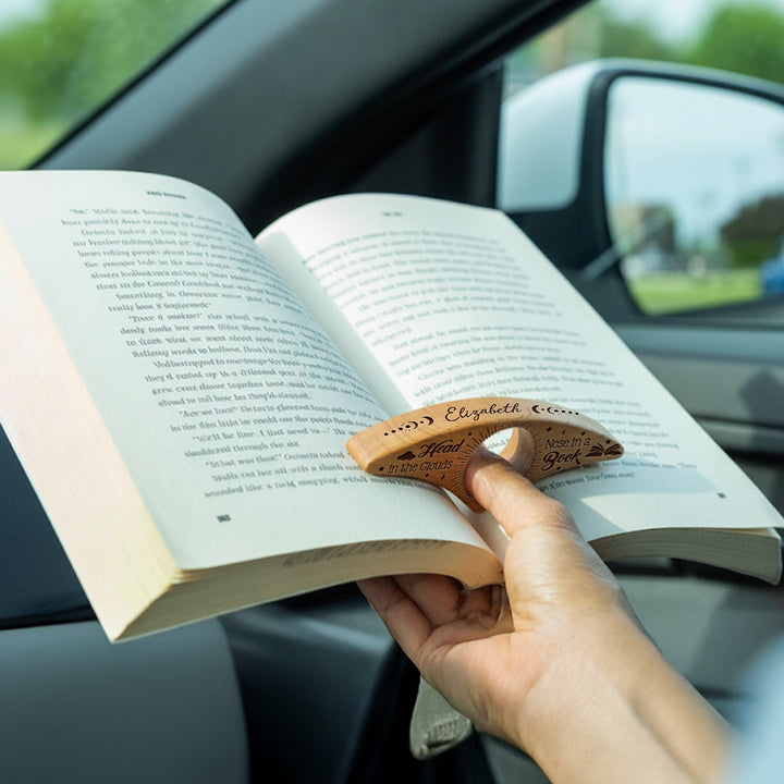 Ergonomische houten boekenhouder van walnoothout, voor comfortabel lezen met één hand.