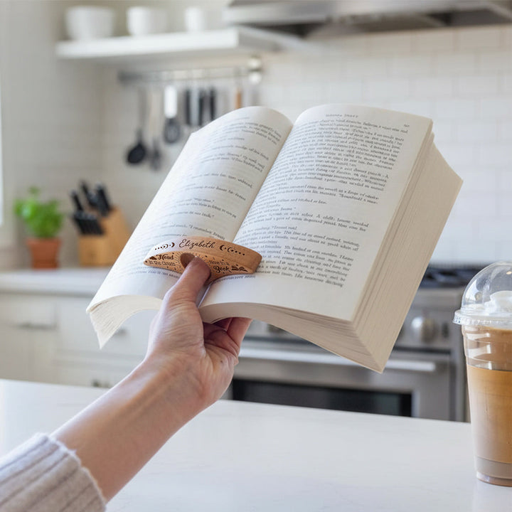 Gemakkelijke duimhouder om pagina's open te houden, bevordert ontspannen en pijnvrij lezen.