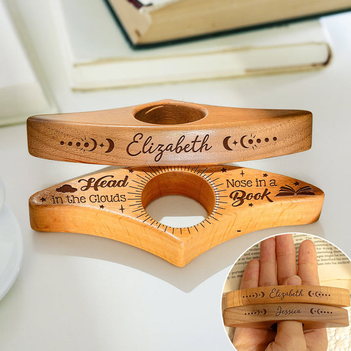 Gepersonaliseerde houten boekenhouder: kies beukenhout of walnoothout. Ideaal leescadeau.