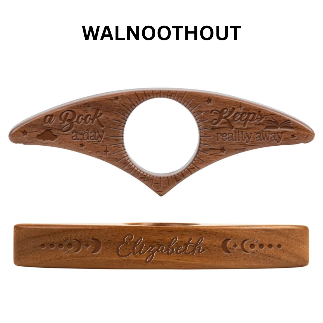 Deze unieke gepersonaliseerde houten boekenhouder is een must-have leeshulp voor boekenliefhebbers.