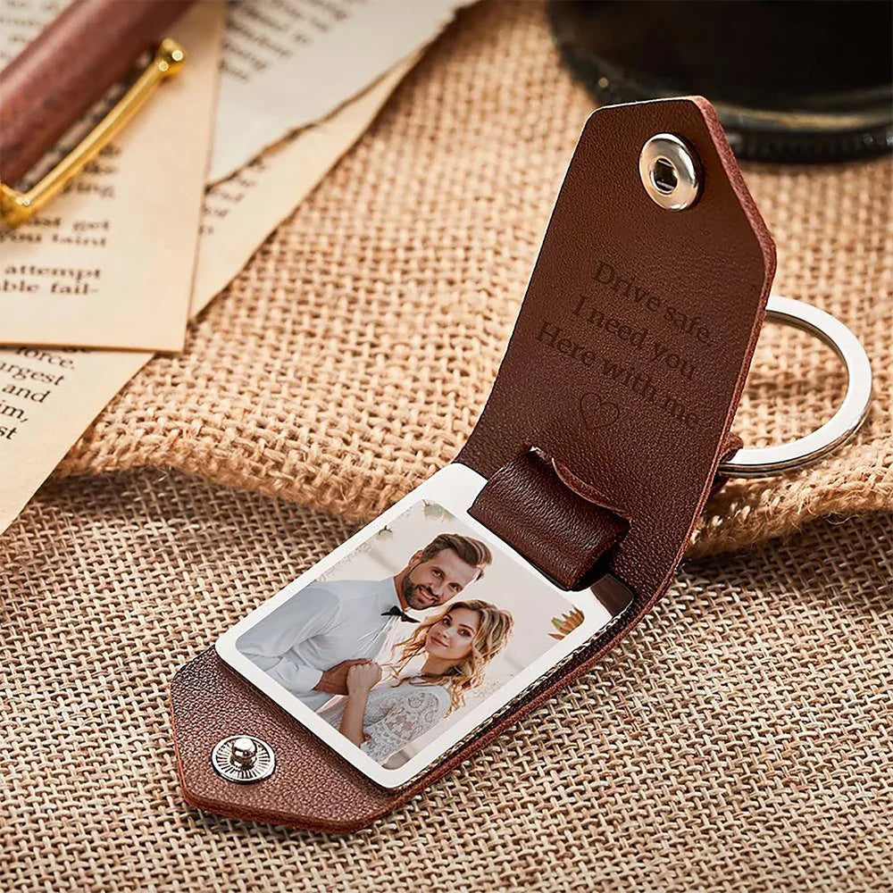 Gepersonaliseerde sleutelhanger voor koppels met namen, ideaal Valentijnscadeau en liefdesgeschenk.